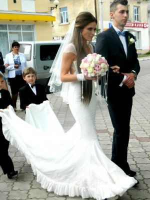 Elegant nederdel med slæb, der tilfører drama og sofistikation til festlige begivenheder, skaber et iøjnefaldende look.
