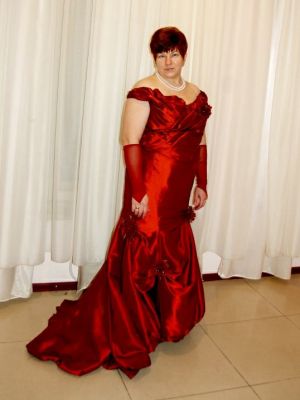 Elegant tulipanformet ballonskørt, der tilfører en sofistikeret og ungdommelig stil til moderne outfits.