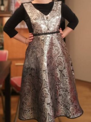 A-formet ærmeløs kjole med V-udskæring og symønster til download.