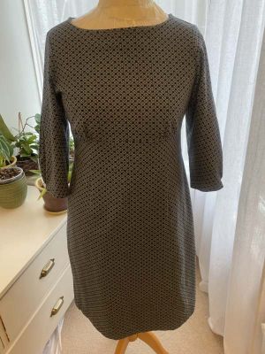 Sy-selv PDF mønster til kjole med brede linjer og feminine detaljer.