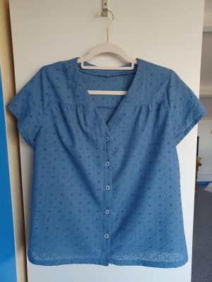 Bluse med rynker og knapper – elektronisk mønster til syning, sy-inspiration.