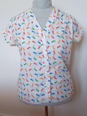 Bluse med rynker og knapper – DIY syprojekt, PDF symønster, snitmønster.