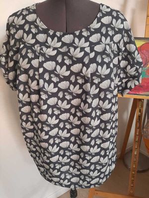 Digitalt symønster for afslappet bluse med flagermusærmer til DIY syprojekt.