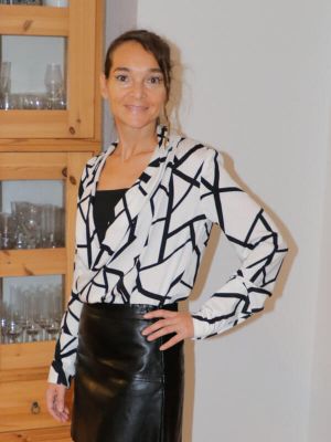 Symønster for moderne DIY bluse med lange ærmer.