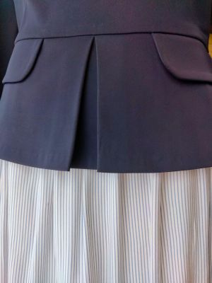 Symønster for moderne DIY bluse med lommeklap.