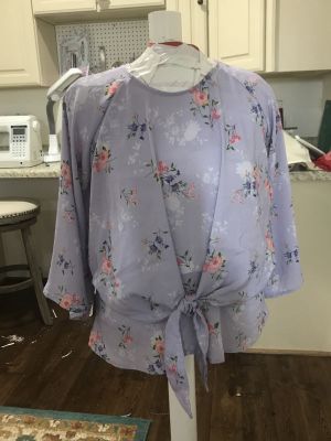Symønster for moderne DIY bluse med bindebånd.