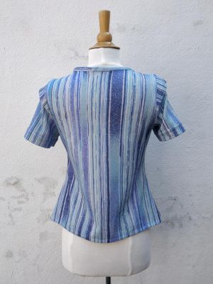 Elektronisk symønster for moderne T-shirt med kontrast.