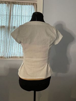 DIY symønster til bluse med firkantet halsudskæring.