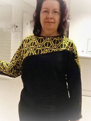 PDF symønster 4133 tætsiddende bluse med flagermusærmer til dame.