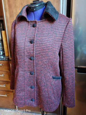 Moderne 4298 overtøj med tætsiddende talje, ideelt til en stilfuld garderobe.
