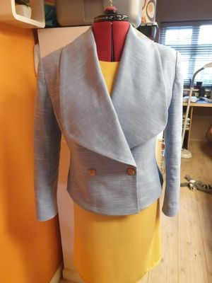 Blazer-snit jakke med knapper og sjalskrave – syet efter digitalt snitmønster.