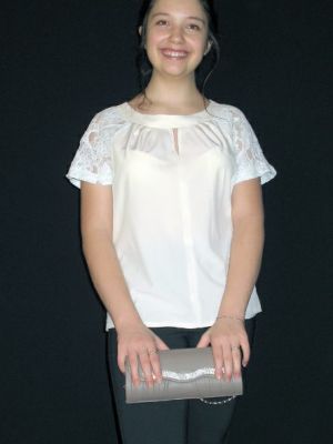 Elektronisk mønster til syning – DIY syprojekt for en trendy bluse med blondeærmer.