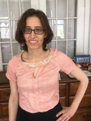 Elektronisk mønster til syning – DIY syprojekt for en trendy bluse med blondeærmer.