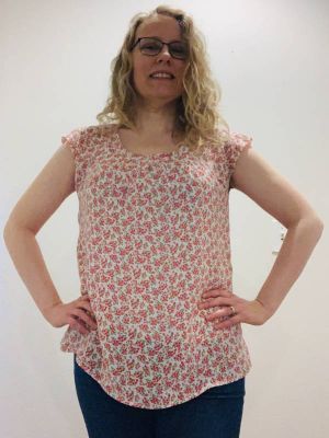 Sy-selv mønster til bluse med tulipanærmer og klassisk pasform.