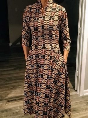 Inspirerende digitalt symønster – A-linje kjole med elegante trenser.