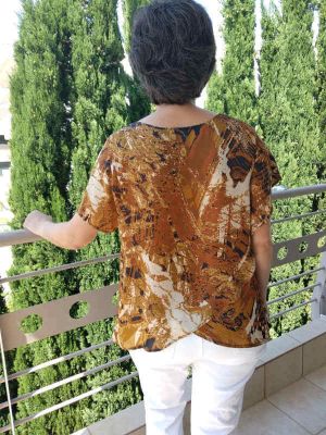 Kreer dit mønster – digitalt symønster til download til asymmetrisk bluse med moderne look.