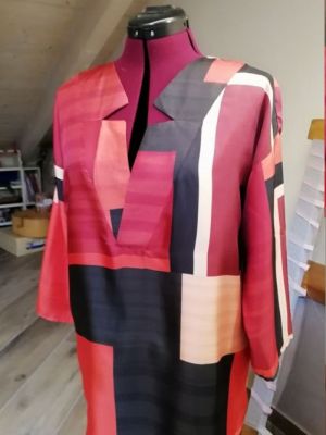 DIY mønster til langærmet bluse med dekorative detaljer.
