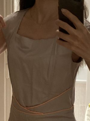 Kjole med bælte og feminin pasform – sy-inspiration til unikke designs.