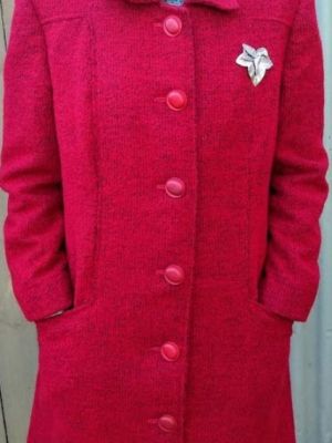 Følg trenden med denne elegante kortfrakke, designet til at imponere ved enhver lejlighed.