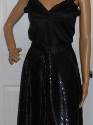 Elegant lagdelt nederdel med lette stoffer for en feminin, flydende silhuet.
