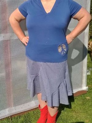 Moderne denim midi-nederdel med spiral design, tilfører kreativitet til hverdagslook.