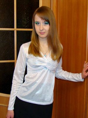 Bluse med drapering foran i lyst stof