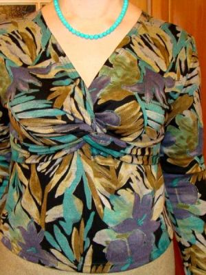 Bluse med drapering foran i farverigt mønster