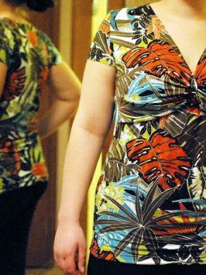Bluse med drapering foran i kortærmet version