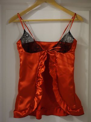 Personliggør chemise-natkjole med forførende binding – elegance i nattøj.