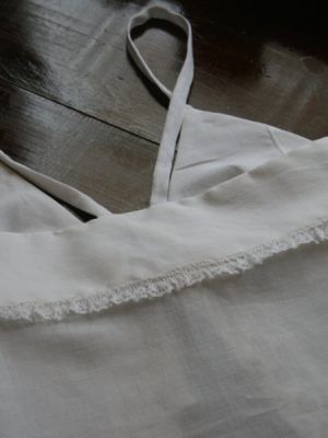 Elegant chemise-natkjole med forreste binding – subtil forførelse.