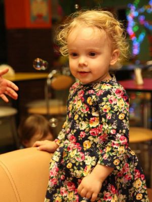 Baby-kjole med rynker – digitalt symønster til piger.