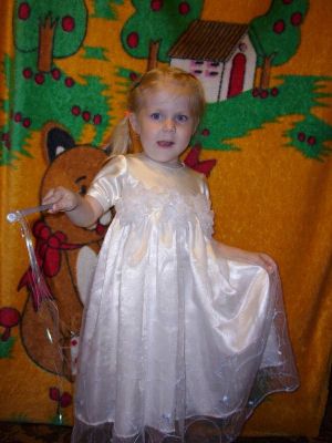 PDF snitmønster til baby-kjole med rund hals og lange ærmer.