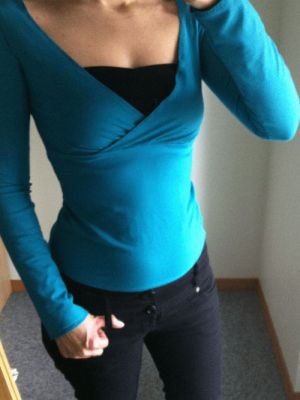 Kreer dit mønster til trendy V-hals jersey-bluse – udforsk kreativitet.