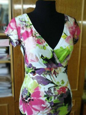Sy trendy jersey-bluse med elektronisk mønster – fuld kreativ frihed.